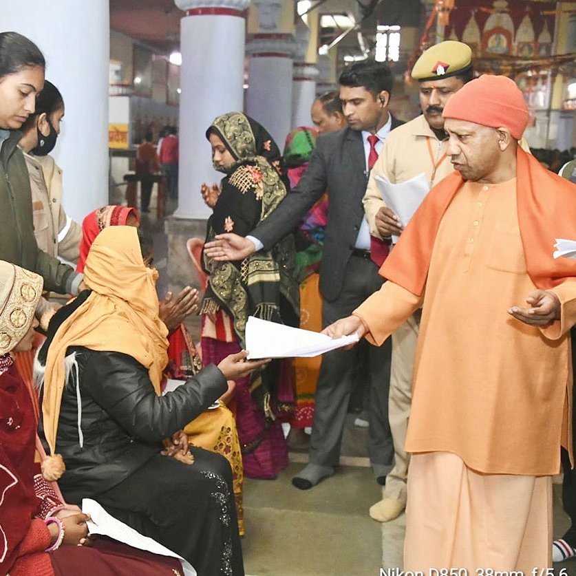 myogioffice's tweet photo. मुख्यमंत्री श्री @myogiadityanath जी महाराज ने आज प्रातः काल गोरखपुर स्थित @GorakhnathMndr के परिसर में 'जनता दर्शन' में आए लोगों से मिलकर उनकी समस्याएं सुनीं व संबंधित अधिकारियों को समस्याओं के त्वरित निराकरण हेतु निर्देश दिए।

महाराज जी प्रदेश की खुशहाली हेतु निरंतर सेवारत हैं। https://t.co/2IIrShDsUw