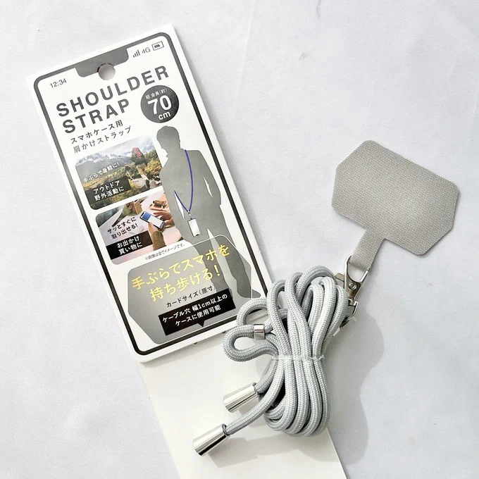 【セリア】便利すぎて、大人買いしたい!ずっと欲しかった「天才スマホグッズ」110円でゲットできるなんて…最高すぎる!セリアの「スマホケース用 肩かけストラップ」が便利!スマホを手ぶらで持ち歩けるの。使うたびにカバンから取り出す手間がいらないから、楽ちん 