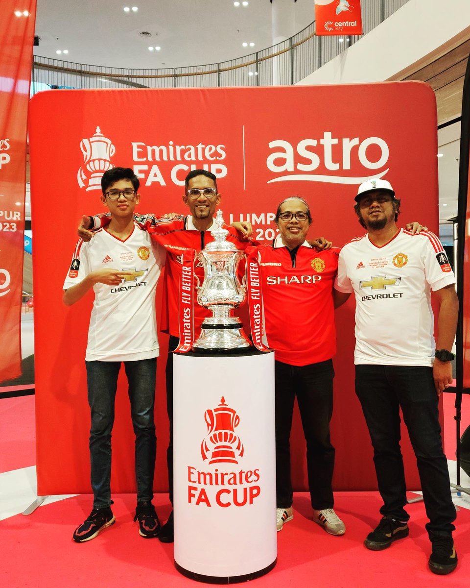 BamBeckham's tweet photo. Celebrating the English emirates FA Cup with our Treble Jc &amp; the last Jc we won the trophy.

#MiniTrafford #GaleriMalaya #JcCollector🇲🇾 @ManUtd @EmiratesFACup @ASTROARENA #Treble #HelloNewAstro https://t.co/QExdwCJN9W