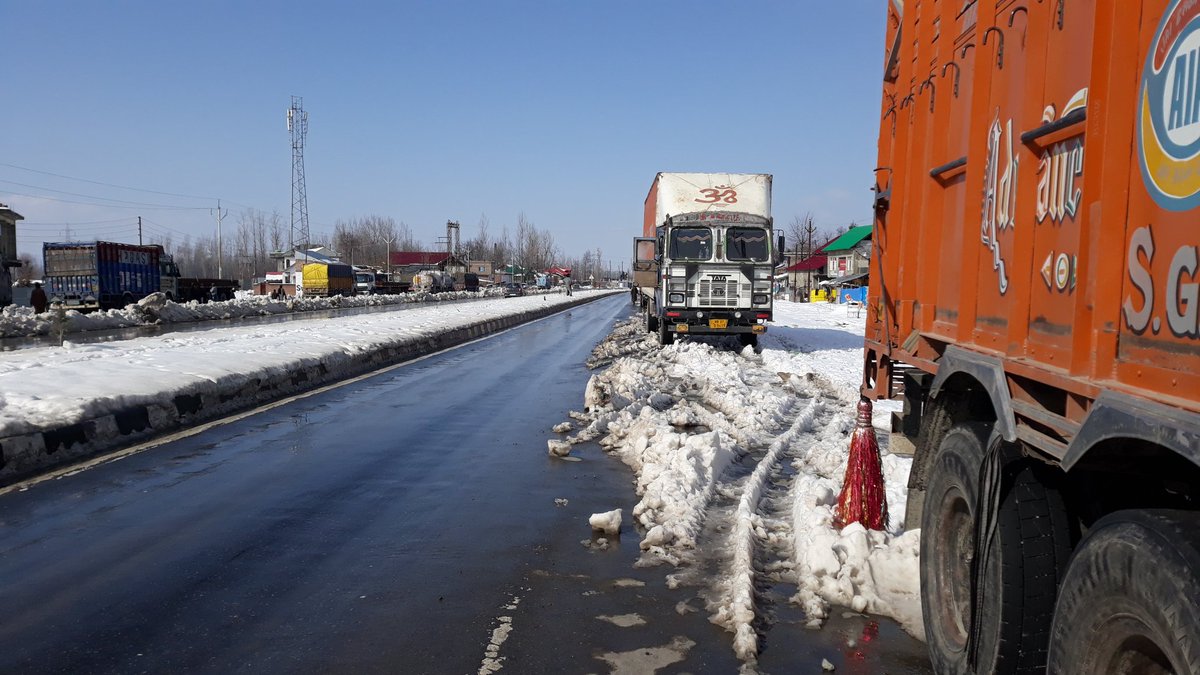 ParfaitWani's tweet photo. Traffic update at 0830 hrs
Jammu Srinagar NHW through but intermittent shooting stones continue at Mehar and Panthyal,  weather rainy. People are advised not to travel on Jammu Srinagar NHW between Nashri and Banihal till Bharat Jodo yatra is over. https://t.co/I3Y686f3be