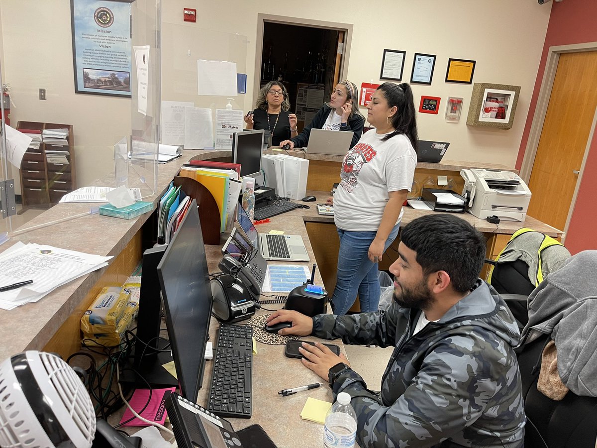 TechTisa's tweet image. I just ❤️ my @hartman_ms @dpvils Student Tech Team and UDT @__CPadilla 👇 We jumped into action today to assist our front office staff.  #WeAreATeam #Unity #Family