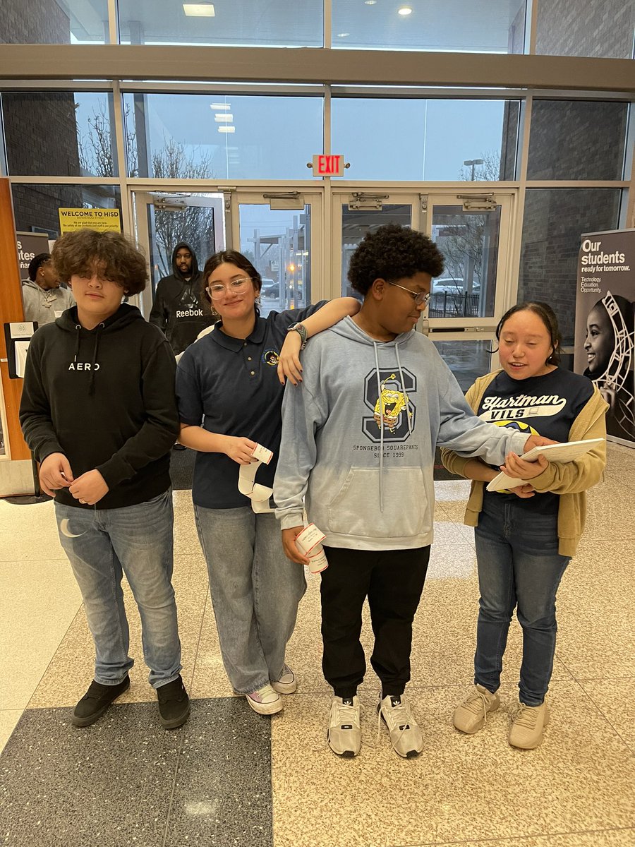 TechTisa's tweet image. I just ❤️ my @hartman_ms @dpvils Student Tech Team and UDT @__CPadilla 👇 We jumped into action today to assist our front office staff.  #WeAreATeam #Unity #Family