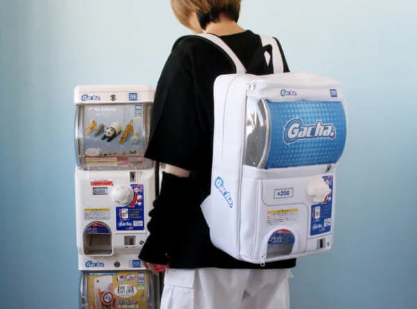 ガチャガチャ型のバックパックが登場！みんなの人気者になれそう。