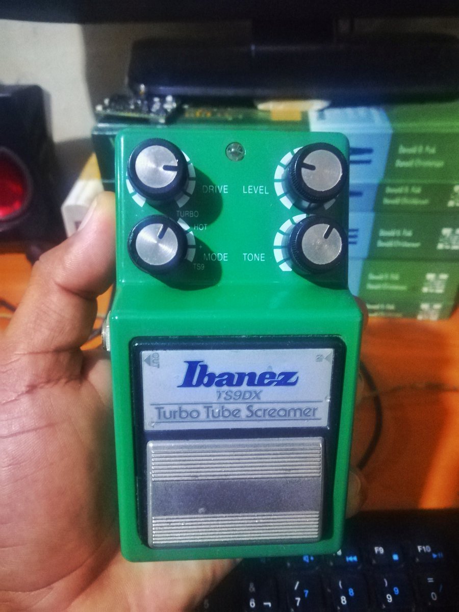 lesmalave's tweet photo. Después de tantos años por fin en mis manos una versión de un clásico del Rock n Roll.
#TurboTubeScreamer #TS9DX #Ibanez https://t.co/6sjFGjD7XC