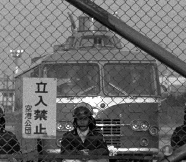 これなんだ……放水車?
放水車にしても後部座席?まで見えてるから水槽ないし
なんだこれ 
