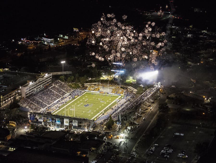 AmbroseMarsh5's tweet photo. After a great conversation with @Vai_Taua I am extremely excited to announce I have recieved an offer to The University of Nevada, Reno! 
#GoPack #BattleBorn
@CoachKWils @Ryan_Clary_ @RealMG96 @TFordFSP @BrandonHuffman @RylandSpencer @SBLiveWA @kenny_marsh07 @armani_marsh https://t.co/1kxI84t5gl