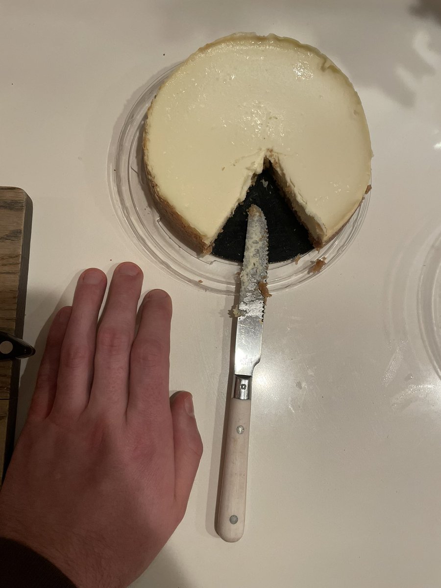watchingsigns's tweet photo. Lemme get a (big) piece of the (mini) pie https://t.co/5BhJopoFXI