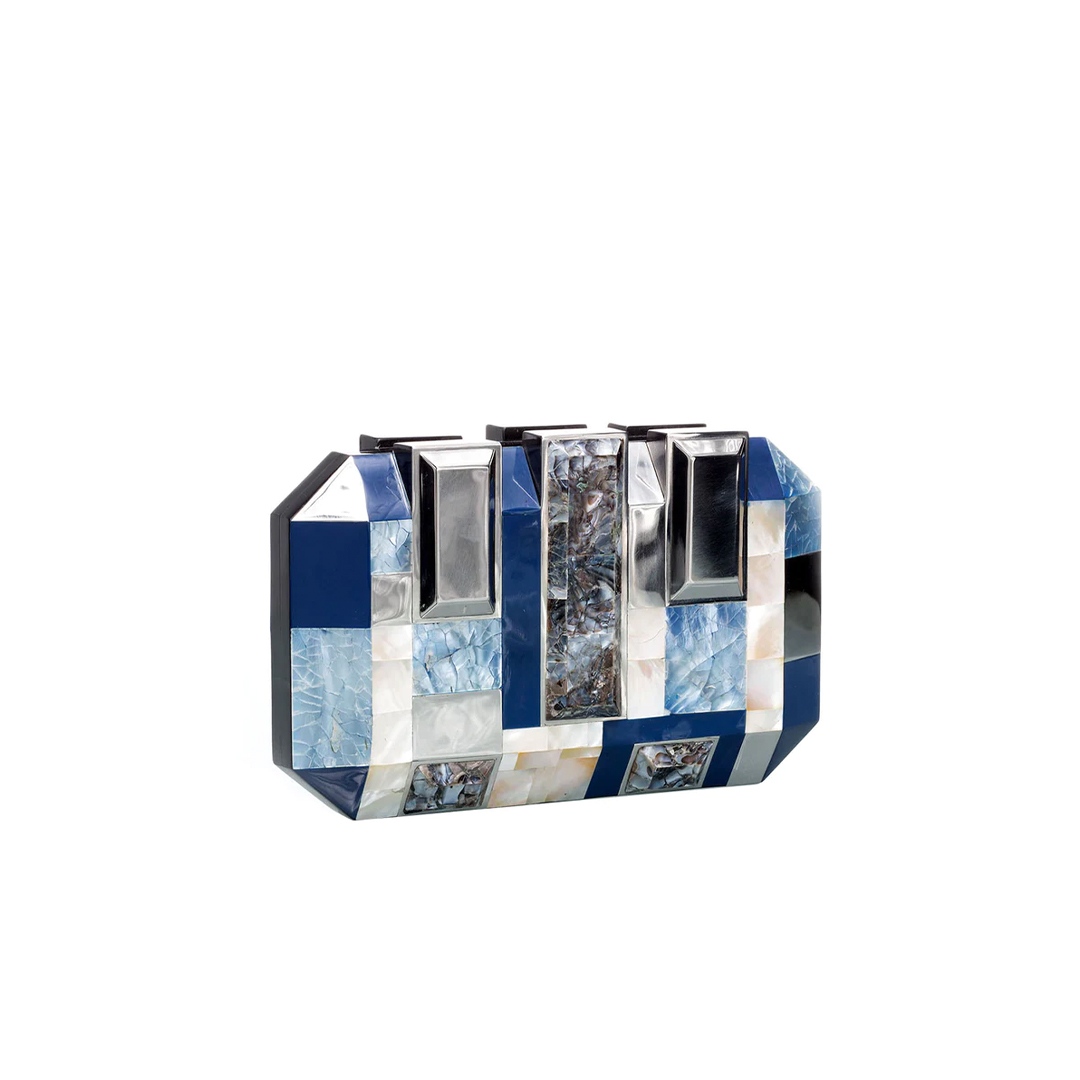 elilhaam's tweet photo. 🧊 A super precious piece in your hands ⁠
⁠
This Emm Kuo Stainless Steel Clutch is made from navy blue resin and hammer shell, embellished with agate cracking.
⁠
Discover the rich accessories selection on https://t.co/FiiWGLdB57✨

#faahion #luxuryfashion #luxurybags https://t.co/GXrAsu295W