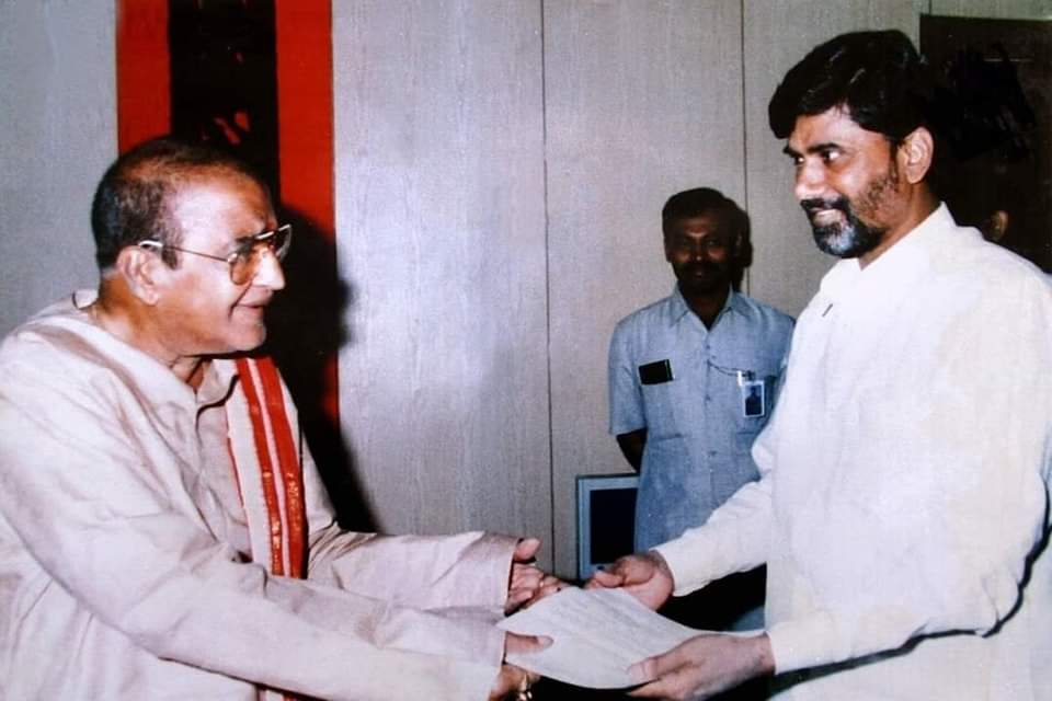 RaniBobba's tweet photo. @ncbn గారి వీరాభిమాని
మంచి మనిషి 
మృదు స్వభావి 
మా గోదారి అమ్మాయి 
ట్విట్టర్ టీడీపీ లో ముందుగా పరిచయం అయిన స్నేహితురాలు @geetha_happy2
కి పుట్టిన రోజు శుభాకాంక్షలు 🎂
నువ్వు ఇలాంటి పుట్టినరోజులు మరిన్ని జరుపుకుని ఆనందంగా ఉండాలని కోరుకుంటున్నాను 🎁
#HBDGeetha #Blessings ♥️ https://t.co/ENJ3kpt0GV