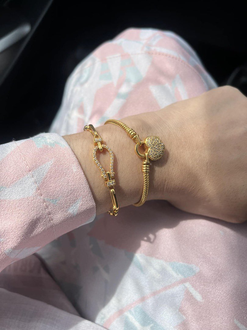 Aku perasan sekarang design emas makin simple and lawa eh? Tak besar gedabak cam style makcik2 😆

Aku saja usha harga nak kasi mak aku pulak. Eh not bad pulak harganya. Modern design macam ni minimalist tapi cantik kan? 

Short thread aku simpan semua sini✨