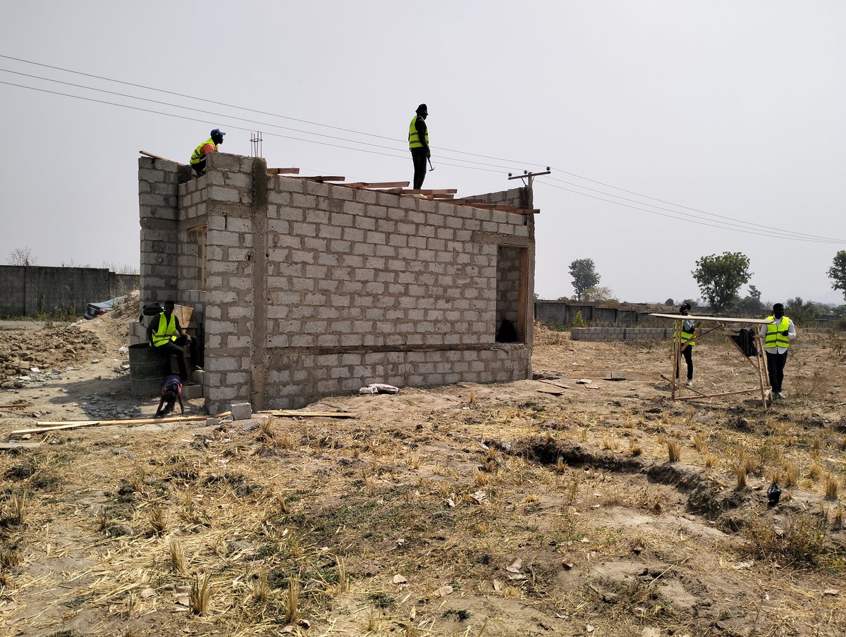 bakerind_'s tweet photo. Ongoing construction of gatehouse at Moonshot Estate, situated at Kuje, near the Centenary Smart City, the City of Abuja.

To easily locate us, do note that Moonshot Estate shares a boundary with Almat Farms. Almat Farms is immediately after our estate. https://t.co/5K7BxF3Mcz