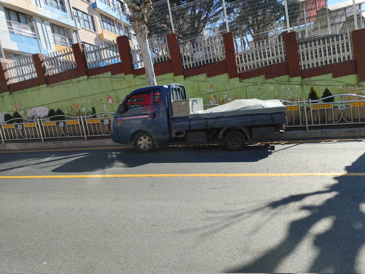 tipal688's tweet photo. 고장차량 사고접수하고 기다린지 6시간째..
인근고장차량 보험사는 30분만에 출동.
한화 다이렉트 왈!
"오늘 렉카가 못갈수 있읍니다!"
이게 무슨 보험서비스인가요..
하루 일도 못하고 그저 발만동동.
만일 고속도로 였음 어쩌려구.. https://t.co/i7VKsx4W0f