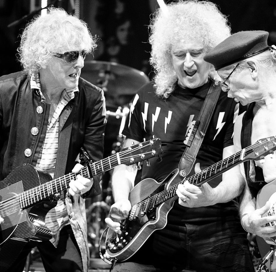 nasubi_mercury's tweet photo. Awesome photo of you three💓 - cheers to many more wonderful years of love, rock, & fun! 🎸🎸🎸
#BritishRock #gigs #mottthehoople74 #queen #ianhunter #arielbender #brianmay #sixpencecoins #guitar #Throwback
photo credit to ross halfin https://t.co/IsJCWiumQw