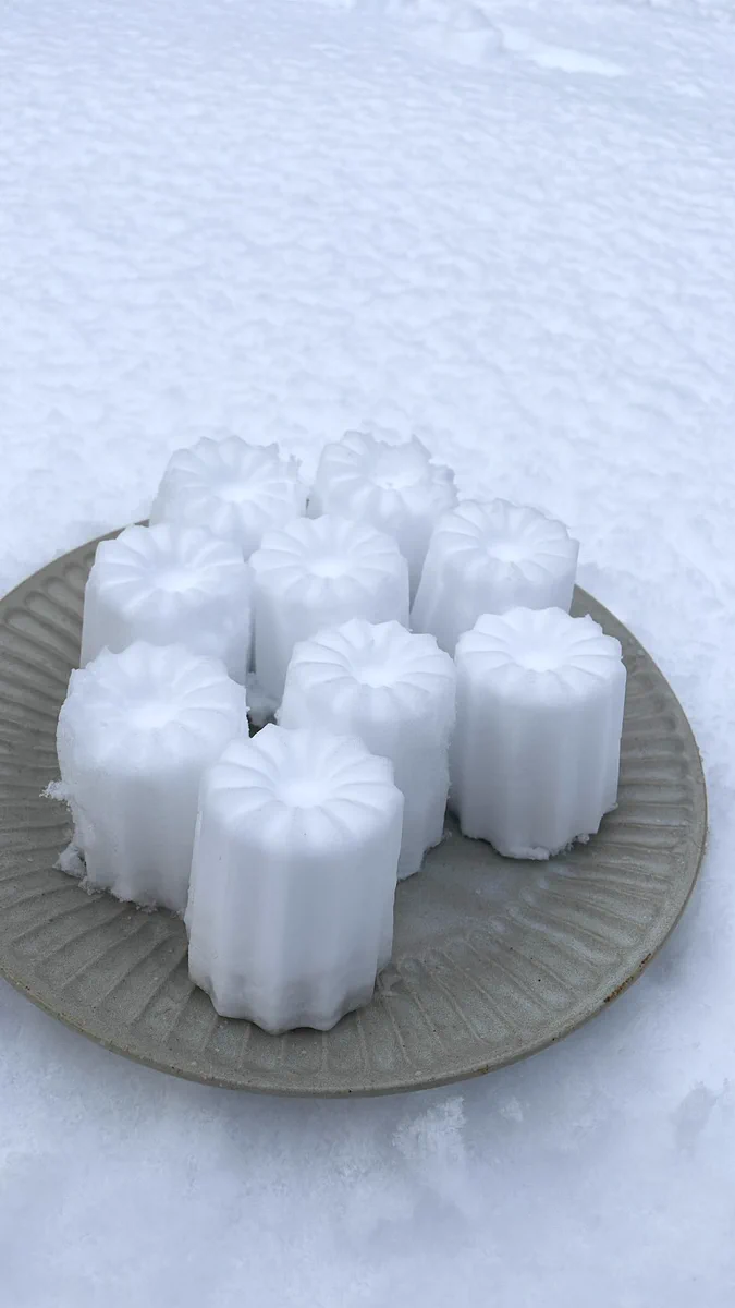 形がちゃんとカヌレで美味しそう･･･！雪でできた「カヌレ」の写真が話題に！