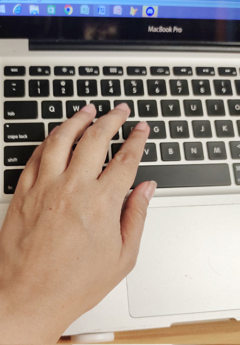 violetfireflame's tweet photo. Keeping my fingers bare, simple, busy and free. #dontme https://t.co/kZgbyr3qoj