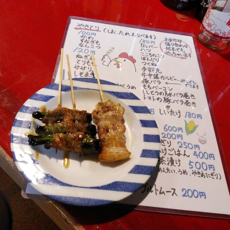 yama30629x's tweet photo. 青森に来たらコッチの推し事もしてます(1)
古川2丁目 / 焼き鳥かなた
炭火で丁重に焼かれた焼き鳥とデザートもグット！
最近は甘口カレーも(^^)
人気の｢こころのこり｣を是非賞ご賞味あれ！
営業時間は19:00→05:00
定休日は水･木日です。
四枚目は本日の賄いです(笑)
#焼き鳥かなた https://t.co/tEZ2EIkMF3