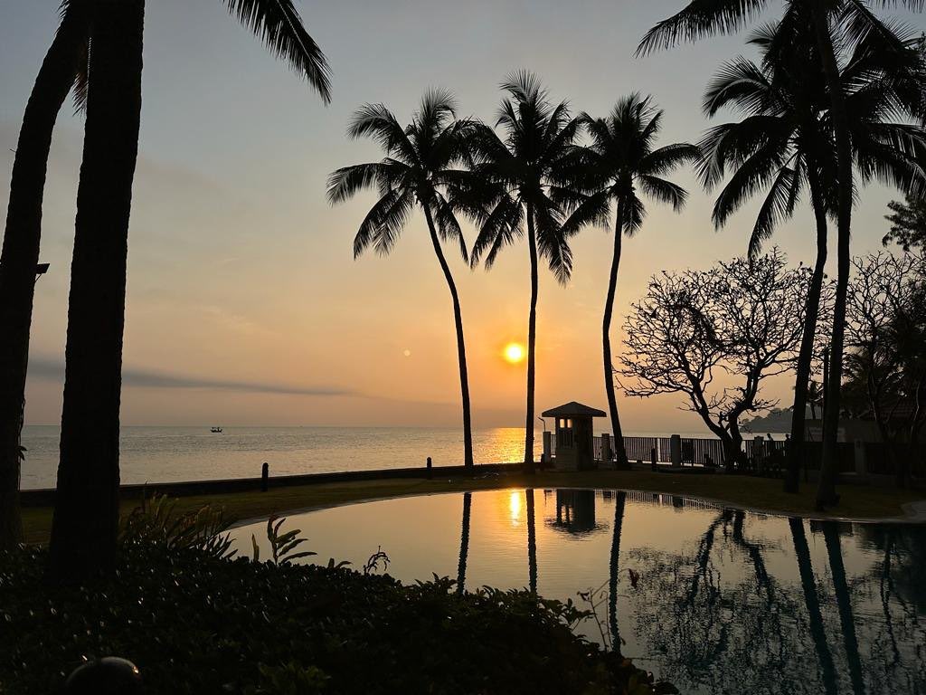 In my belief that there should be more #poetry on Twitter, am sharing a blog, from author, poet, finance pioneer &amp; great friend <a href="/LindaJLines/">Linda Lines</a> 😎

On #winter contrasts. 
lindalines.co.uk/blog/2023/1/20… 
Have a read &amp; learn too about a cento—built of single lines from different poems/poets!