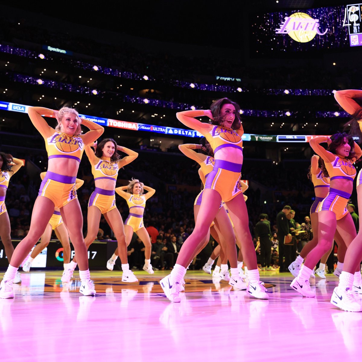 Back on the court tonight 💜💛