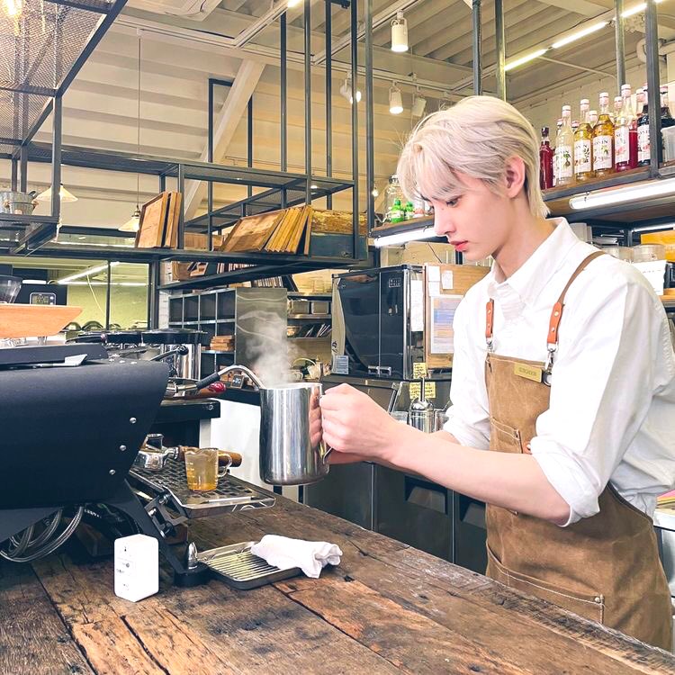 jayahoonie's tweet photo. jayhoon au ☕️👑

coffee prince concept where prince jay just wants to escape his royal duties when he stumbles upon a cafe and met a cute, shy barista. college student seb (psh) is just trying to make a living when he met the disguised prince entering the cafe he works in. https://t.co/pMCcCYCf8i