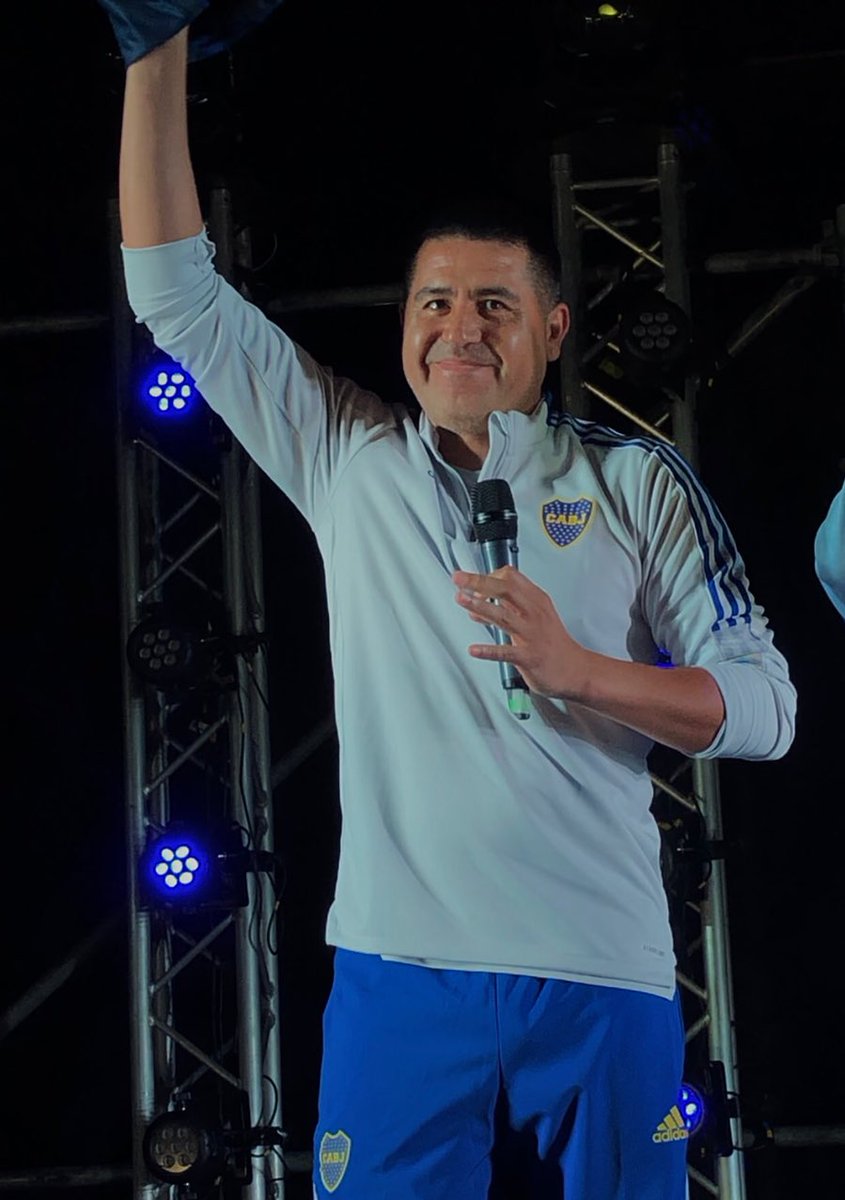 _boquitayroman's tweet photo. El fútbol te va a extrañar toda la vida, pero nosotros nunca más. Siempre en casa Román, como debe ser 💙💛💙 https://t.co/ZXxQ0d7psB
