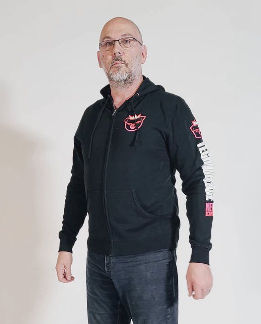 technodadreddit's tweet photo. 🔔NEW TECHNOBLADE MERCH OUT NOW!!
Technodad posed for some clothes :) https://t.co/drjd9bIqDz