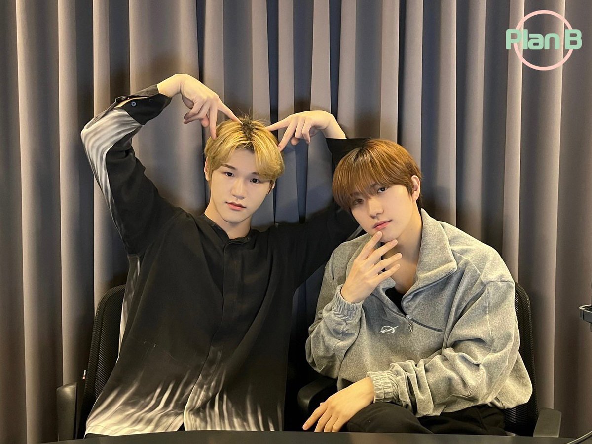 #저스트비 의 #플랜비

아홉 번째 에피소드 모두 재밌게 들으셨나요?🤭 여러분의 상상력을 자극 시킨 #배인 #JM 의 <사진 필승 포즈>는 바로 이겁니다✨🤟🏻귀여운 고양이 배디와 멋찐 눈빛의 쨈디는 미션 완료!☑️💜 #JUSTB #PLANB