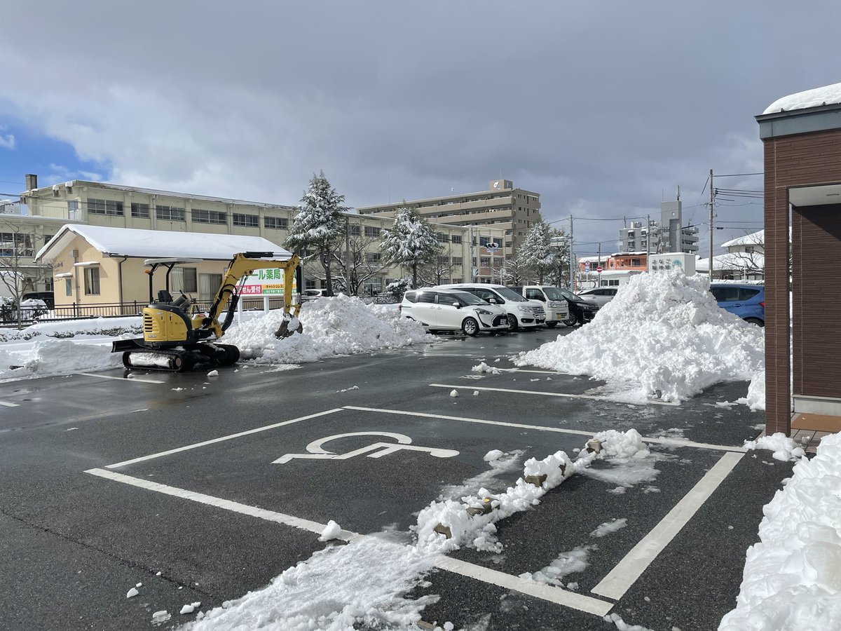rpharmacyyonago's tweet photo. 予定より遅くなりましたが除雪完了しました。
駐車場内でスタックする恐れはなくなりましたので来局される方はその点はご安心下さい。

協力していただいた辻工務店さん、丁寧な作業をありがとうございました。

#除雪　#薬局　＃米子　#辻工務店 https://t.co/mbnCuIH4BJ