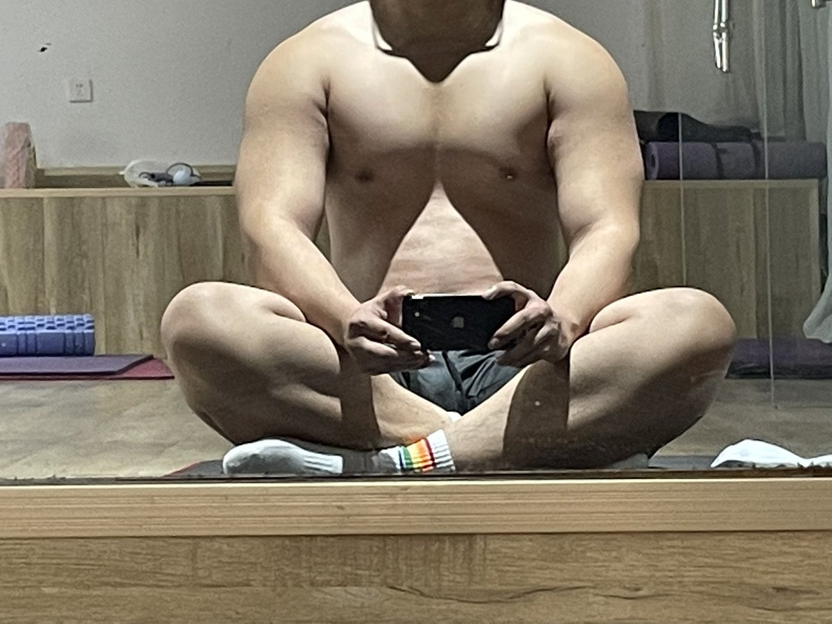 11月的照片了，因为受伤好久没练，现在身材变形体重下降😇