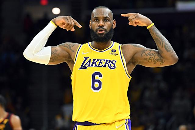 NBAdoPovo's tweet photo. É O COROA

LeBron James com hoje  já fez pelo menos 40 pontos contra TODAS AS 30 FRANQUIAS DA NBA

somente 👑 https://t.co/zB1hZBR3lz
