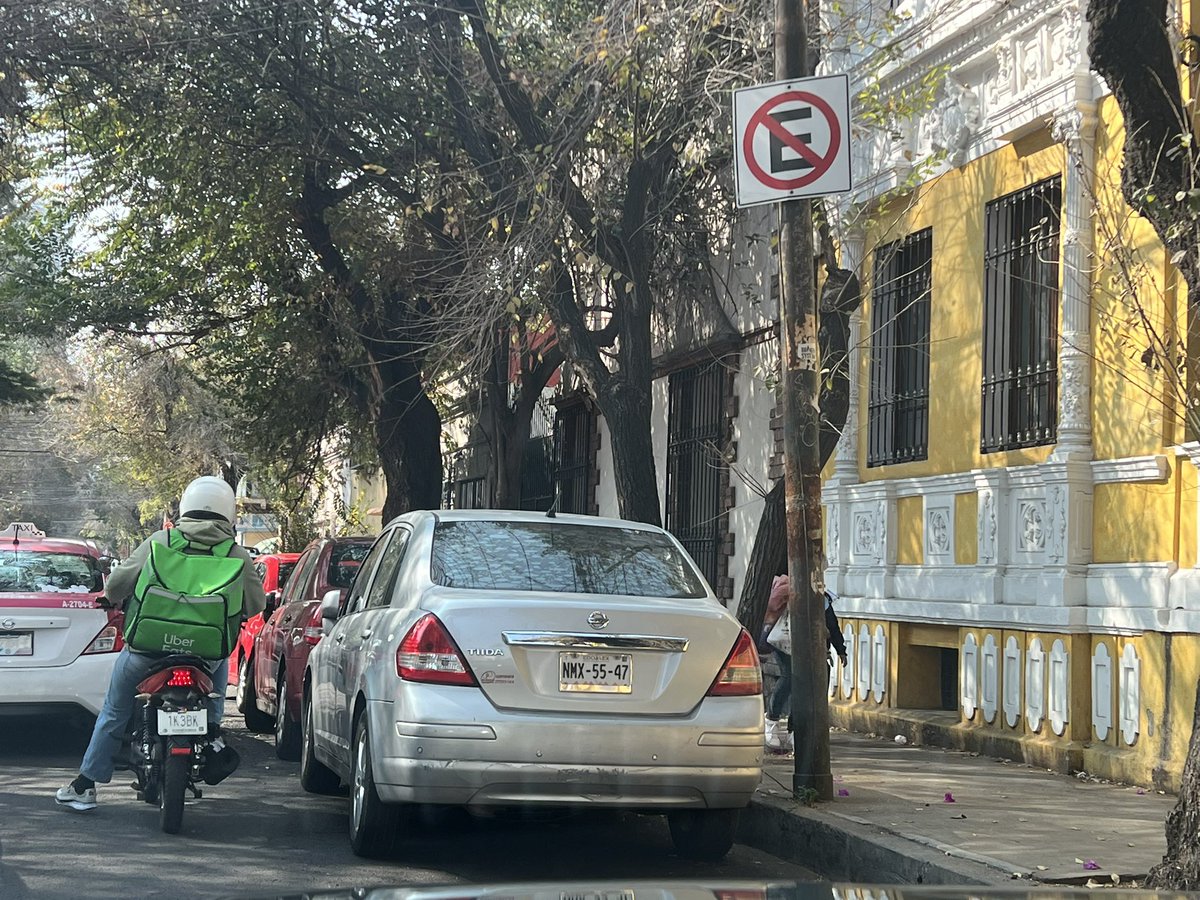 <a href="/LaSEMOVI/">Secretaría de Movilidad CDMX</a> <a href="/OVIALCDMX/">OVIAL_SSCCDMX</a> <a href="/CaosVialCDMX/">Violencia Vial CDMX</a> <a href="/AlcBenitoJuarez/">Alcaldía Benito Juárez</a> en las calles más transitadas de <a href="/SPedroDLosPinos/">San Pedro de Los Pinos</a> se estacionan en ambos lados, aún con discos que lo prohíben, y no hay autoridad que lo impida ni controle #ciudadsinLey