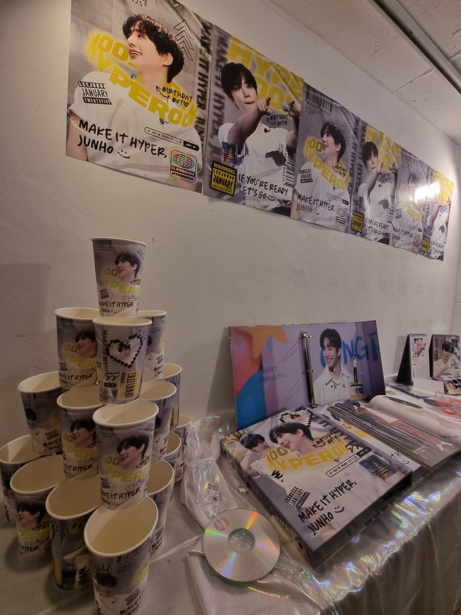 bolbbalgani_'s tweet photo. 어제 세번째 생카 𝙃𝙔𝙋𝙀𝙍𝙊𝙊𝙈
Hongdae Mellow
이쁜 준호 그득그득🥰💛
사람 많은 와중에 자리 잡고 벽면마다 폰카 들이밀기📸
준호 얼굴 어느 하나 놓칠 수 없지!🤭
#더새롭게_준호
#HYPERROOM https://t.co/tW938J75iz