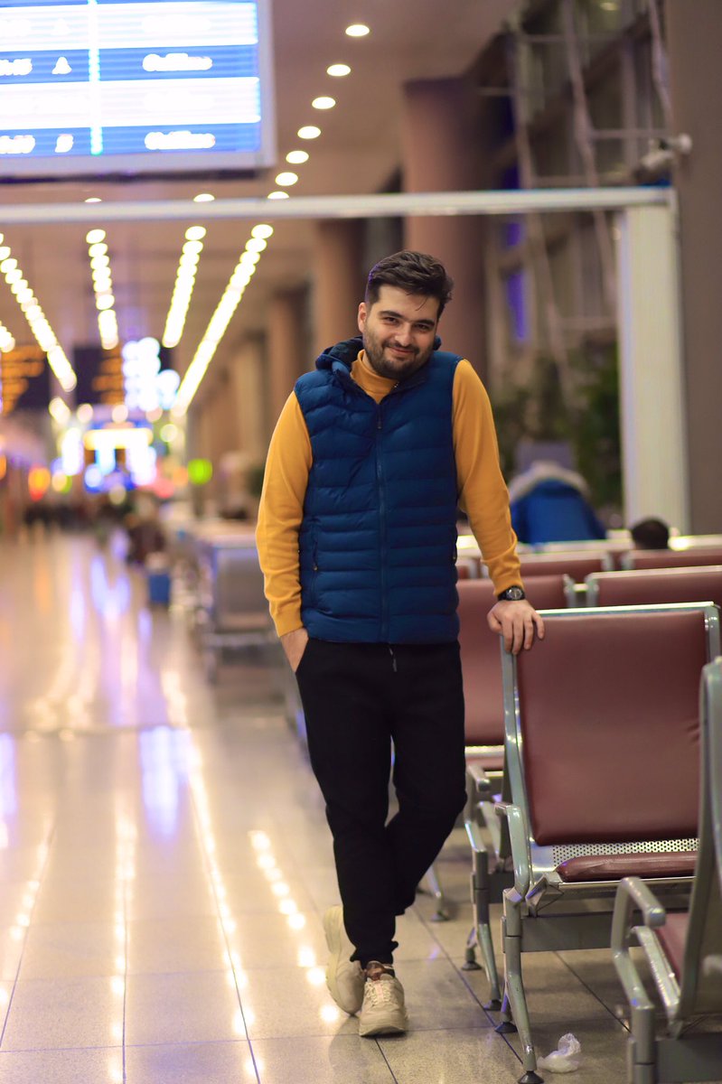sinaitd's tweet photo. من یکی از خوشحال‌ترین کسایی بودم که احتمالا برای همیشه خاک ایران رو ترک می‌کنه!
نه احساساتی شدم و نه پشت سرم رو نگاه کردم. شعارمم این بود که “نوستالژی یعنی کشک!”
الانم نه دنبال ساختنشم نه اصلاحش؛ فقط می‌دونم که زندگی خیلی‌ها اونجا تباه شد و من نمی‌خواستم یکی دیگه باشم. https://t.co/R3Rgnsfvn0