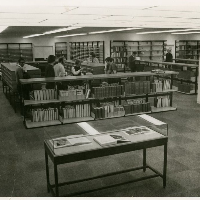 Happy #LibraryShelfieDay 🤳
There are many, many shelves to love in our Library and it has been that way since opening in 1971. 
Check out the archive image of when we first opened!👇