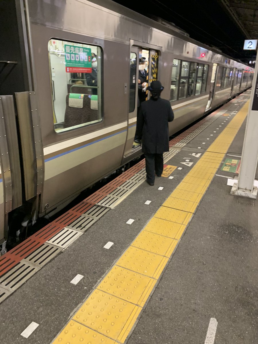 R32YSD's tweet photo. 大雪でダイヤ乱れて本数少なくなってる新快速に上手く乗れたと思ったのに
西明石でドアガラス割れて応急処置の為、運転見合わせ中 https://t.co/Q8wk8YcSTY