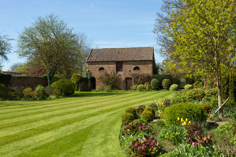 Blenkinandco's tweet photo. This Georgian house is one of North Yorkshire's great village properties, and it comes with outbuildings and glorious gardens. We're pretty confident that it will sell before hitting the open market. Contact our Private Sales Broker. #CityCountryCoast #privatelisting #Helperby https://t.co/u9isiUbAqa