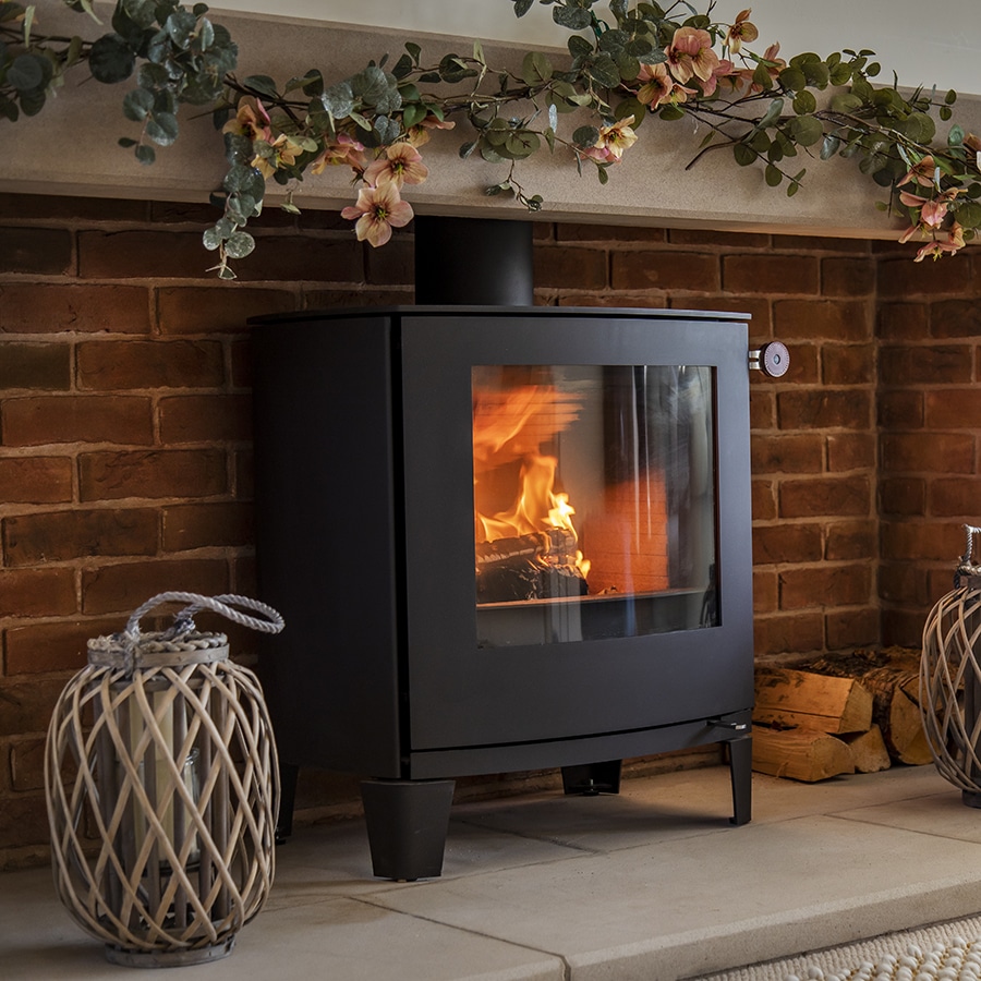 The @RAIS_ArtOfFire Q-Tee 2 features a large window, offering a spectacular view of the fire &amp; combines elegant functionality with outstanding performance. <a href="/DefraGovUK/">Defra UK</a> exempted, this wood burning stove has excellent environmental credentials &amp; is also suitable for multifuel use!