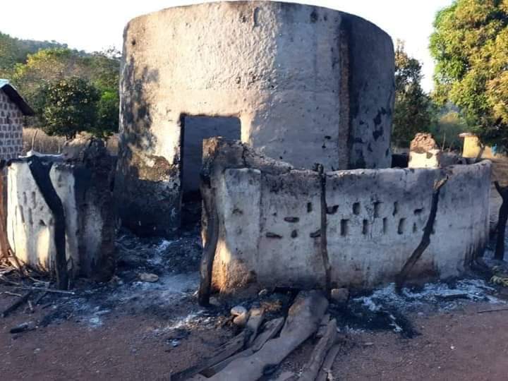 RegardDetache's tweet photo. Dalaba 🇬🇳 : des cases en feu 🔥
Ce dimanche, un feu d'origine inconnue s'est déclenché dans la sous-préfecture de Bodié, préfecture de Dalaba. Plusieurs cases sont parties en cendres ! https://t.co/VXEIN7jts3