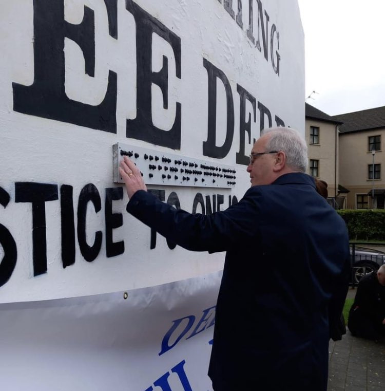 MaryforDerry's tweet photo. Delighted to join #WallforAll as part of @BloodySundayT #BloodySunday51

Glen Men’s Shed creates braille sign with iconic slogan #YouAreNowEnteringFreeDerry

Brilliant as always to hear from the inspirational @richardcic 

#BloodySunday51 
#OneWorldOneStruggle https://t.co/ewzjurXqZi