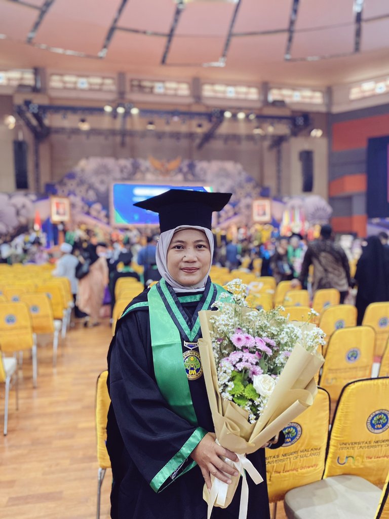 FatmawatiAny's tweet photo. Congratulation to our graduation
Semoga berkah dunia akhirat
My Professor says waiting for my GB. https://t.co/Piphf3HKAT