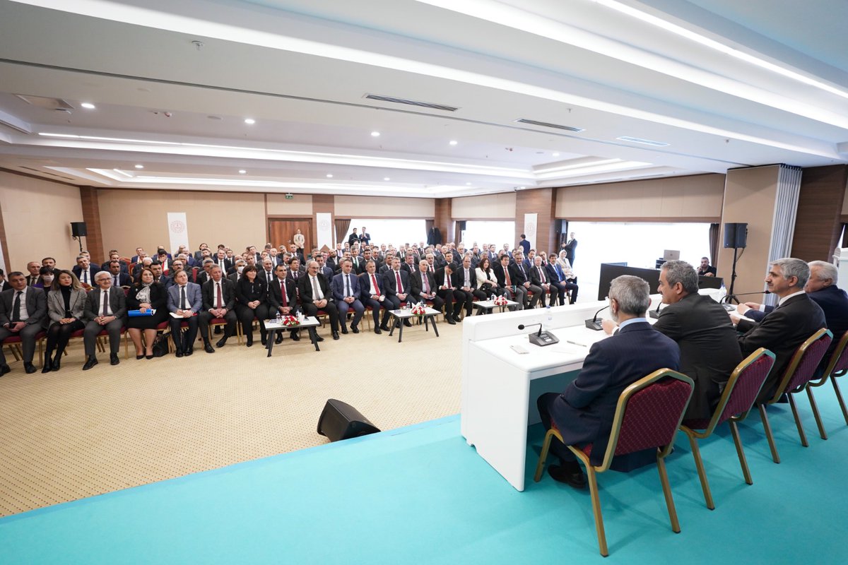 ramazanasci's tweet photo. Eğitim sisteminde kaydı bulunmayan öğrencilerin takip sistemiyle eğitime dâhil edilmesi amacıyla Milli Eğitim Bakanımız Sayın Mahmut Özer başkanlığında düzenlenen "Eğitimle Yeniden Buluşma" projesi kapsamındaki dördüncü değerlendirme toplantısına ilçe müdürlerimle katıldık. https://t.co/ICkYVObMOg