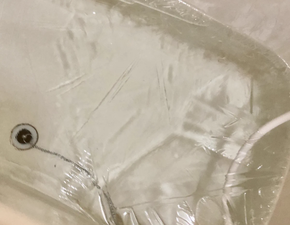 水道管凍結に備えて水貯めてたら、バキバキに凍ってたｗ