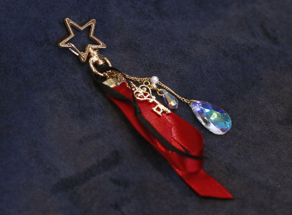 🌟 굿즈 &amp; 협력 안내 🌟

2타임 가면 무도회에서 1번째로 '트레카 컴플릿'을 하시는 분에게 증정될 컨셉 키링입니다!💎

협력 - <a href="/sky_in_milkyway/">하눌나래 공방</a>