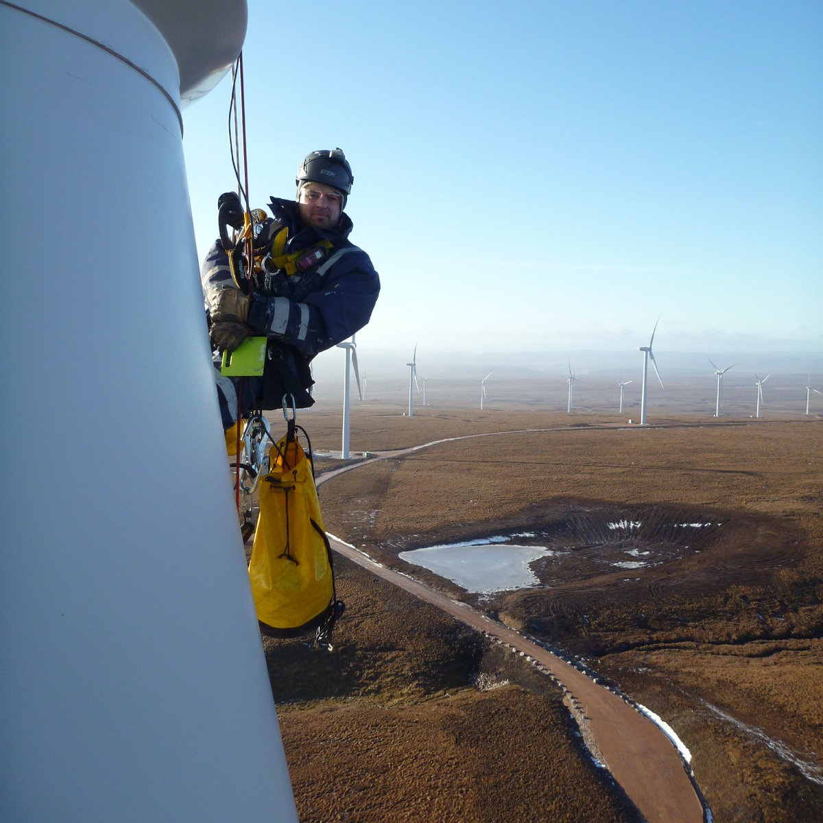 bhivelive's tweet photo. Global #bladerepair techs for your #windenergy project are available at https://t.co/BoetGmN1qa #GreenEnergy #renewables https://t.co/keMpmabtFw
