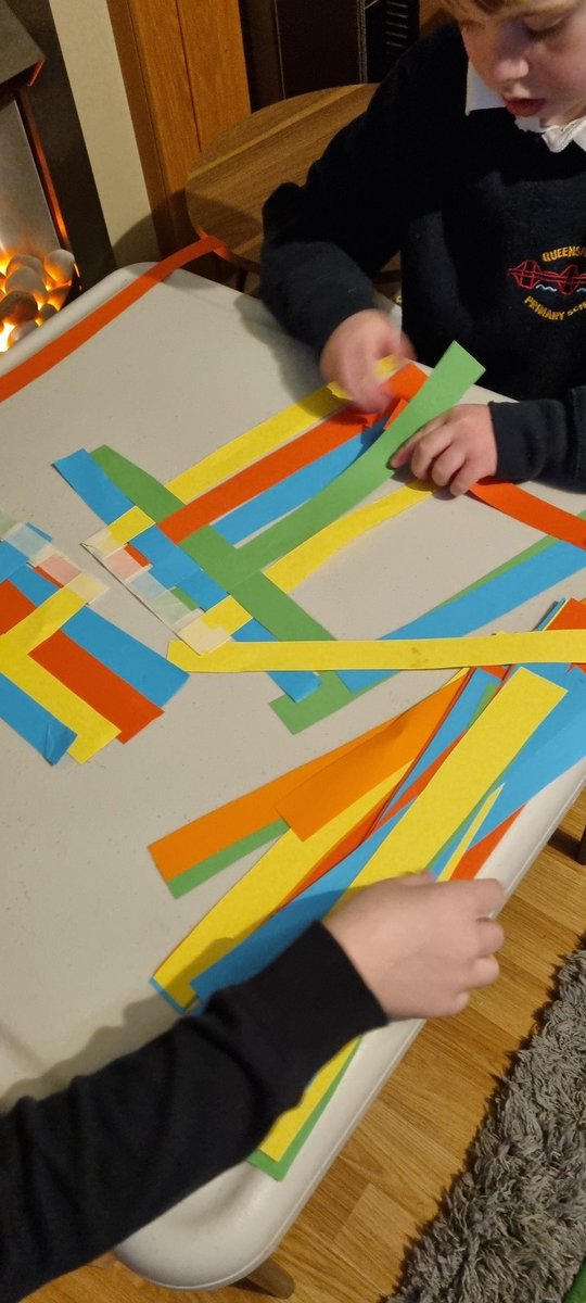 HOPECHILDCARE1's tweet photo. @ScotChildmind For Burns Day we crafted our own tartan. Older children weaving paper and little ones gluing their tartan creations 🏴󠁧󠁢󠁳󠁣󠁴󠁿 #Burns2023 #Scotland #BurnsDay #childcare #girfec @CareInspect #childminder #cheerforchildminding https://t.co/jsLeQtZwom