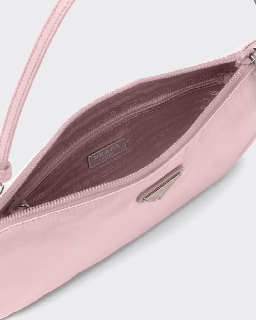 miffybrandy's tweet photo. ป้ายยากระเป๋าที่เพิ่งออกใหม่✨✨ งบสองหมื่นกลางๆ จาก prada ค่า ใครไม่สู้ราคา Prada Re-Edition แนะนำมากๆเลยค่ะ เป็นทรงยอดฮิตตลอดกาลเลย https://t.co/CjeAhtlvRL