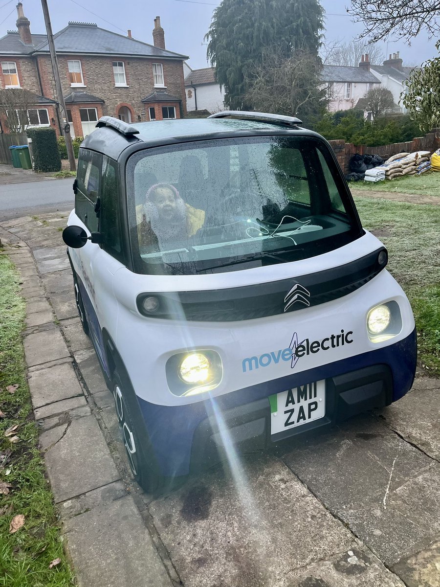 Willnightingale's tweet photo. Day 2 school run in the @M0veElectric Ami 🚙

Daughter loves the ‘toy car’ probably more than anything I’ve brought home before

3rd day without charging (2 school runs plus 1 commute) and still 11 miles reading in sub-zero temps

Note to self: buy a demister pad.

#citroen https://t.co/2eiqYyYysD