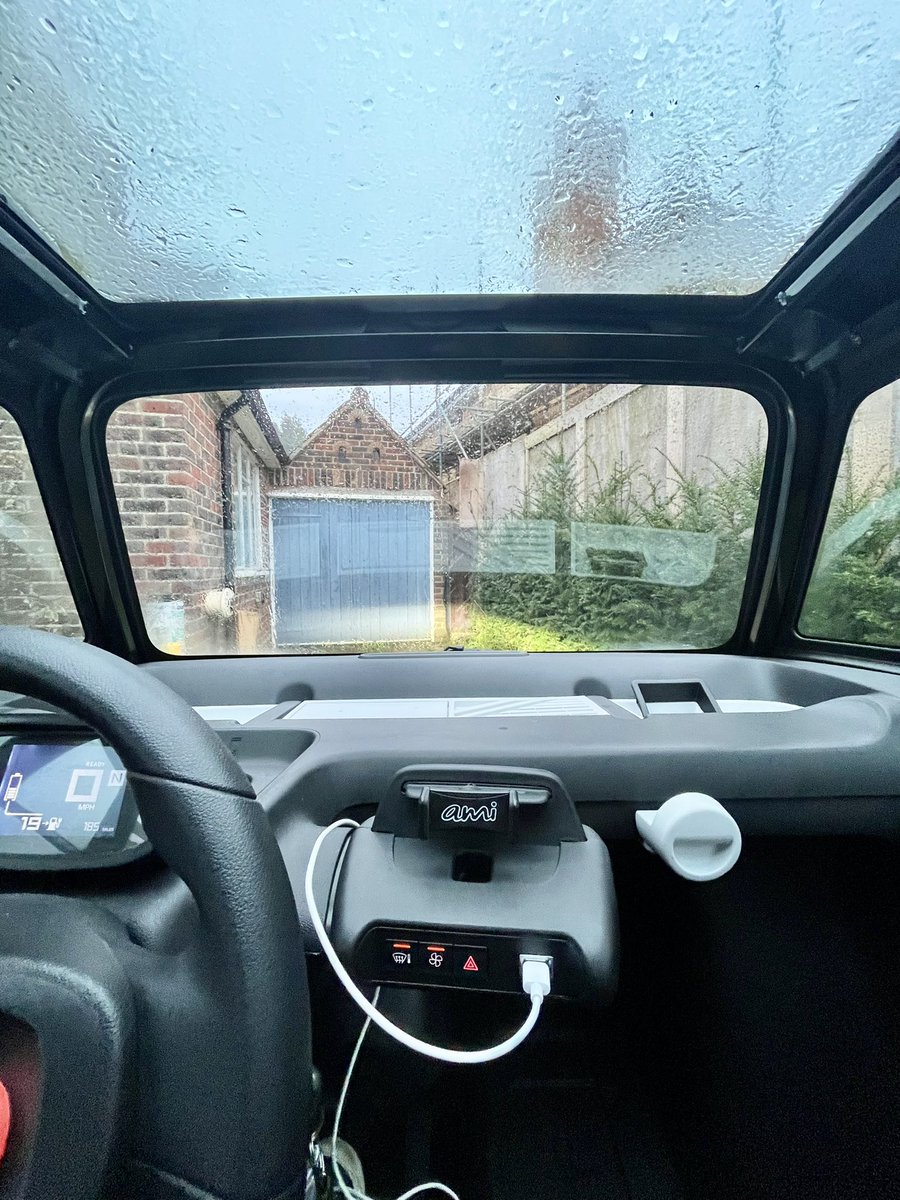 Willnightingale's tweet photo. Day 2 school run in the @M0veElectric Ami 🚙

Daughter loves the ‘toy car’ probably more than anything I’ve brought home before

3rd day without charging (2 school runs plus 1 commute) and still 11 miles reading in sub-zero temps

Note to self: buy a demister pad.

#citroen https://t.co/2eiqYyYysD