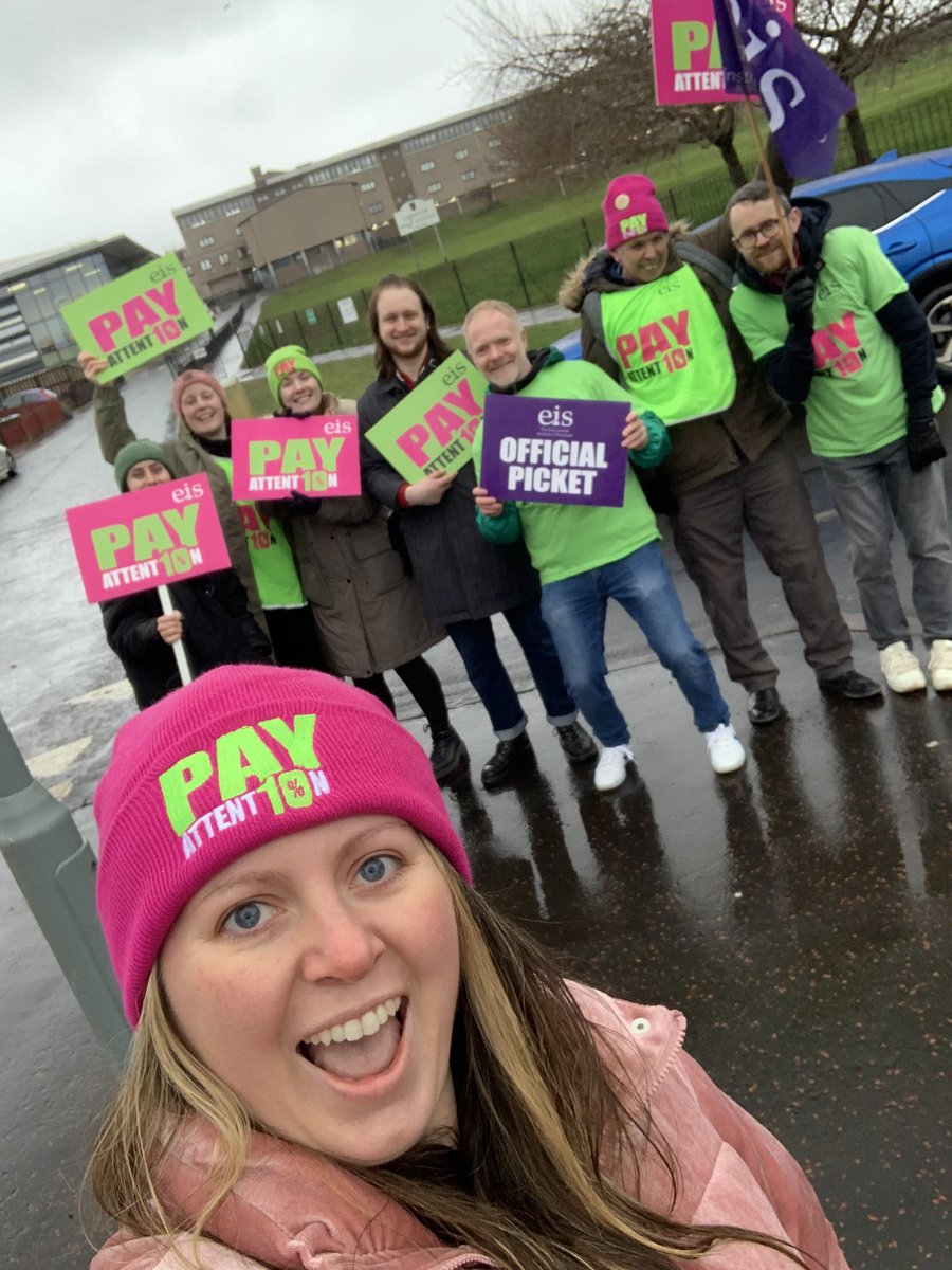 Undeterred by the dreich morning, we picked up our placards and were spurred on by drivers on Gilmerton Road tooting their horns &amp; raising ✊🏼 &amp; 👍🏼 in solidarity with striking teachers. 

#solidarity #PayAttention <a href="/EISUnion/">EIS</a>