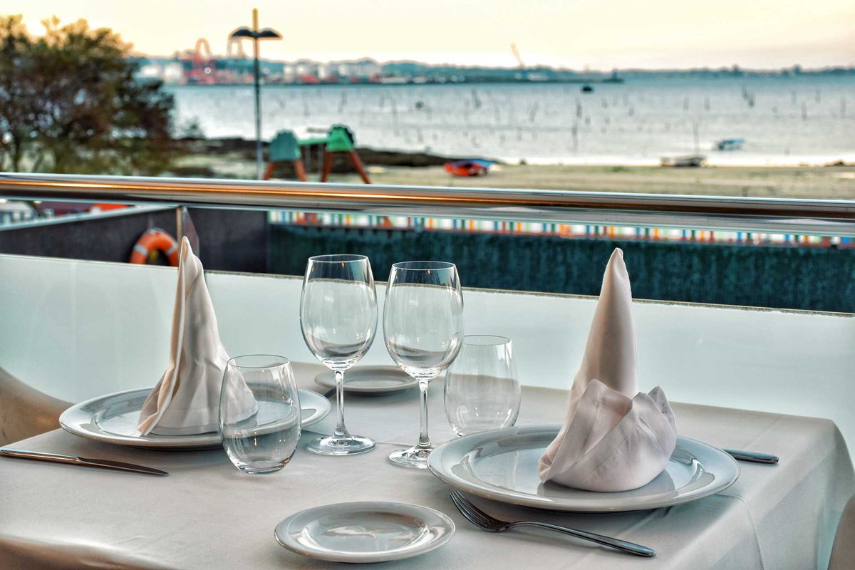 Descubre las nuevas propuestas de nuestra carta con productos de temporada. Comedores con vistas al mar ideales para todo tipo de celebraciones.

El Restaurante Plácido en Carril, Vilagarcía de Arousa dispone de unas cómodas instalaciones y un magnífico equipo de profesionales