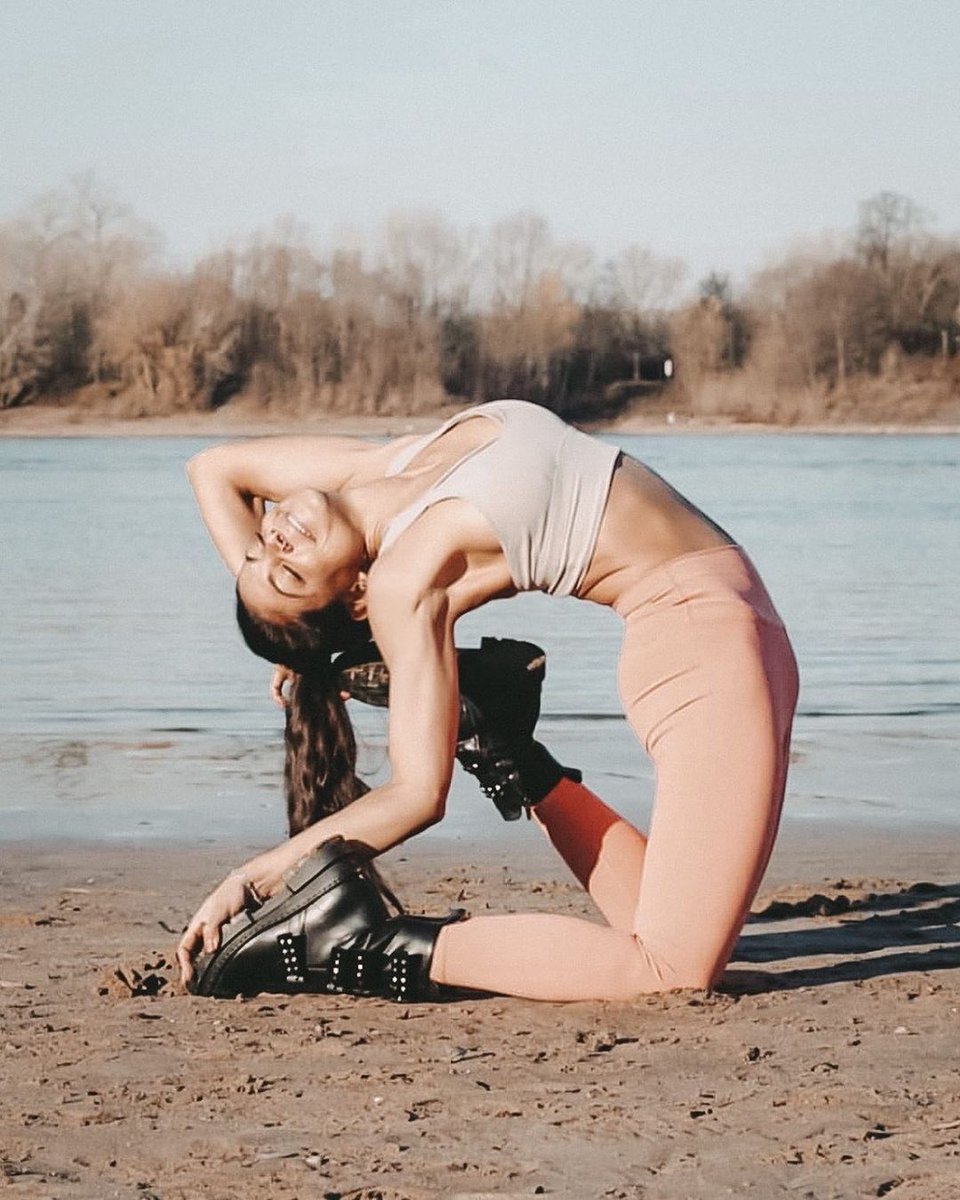 🔗 View More >> hana.fit/yoga/yoga-empo…
------
#backbend #backbending #backbendpractice #beweglich #beweglichkeit #blackweek #blackweekend #camelpose #charmed_by_yoga #germangirl🇩🇪 #germanyoga #gesundergeist #gesunderkörper #gesundundglücklich #hanafityoga #indiangirl #köln...